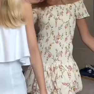Blommig offshoulder kortklänning - Supersöt kortklänning med offshoulder och volangkant. Jätte populär och slutsåld på hemsidan!🩷 (Jag på sista bilden) har vanligtvis XS-S och denna sitter perfekt på mig!