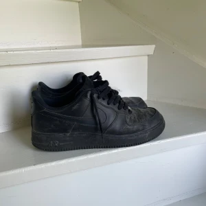 Svarta Nike Air Force 1 sneakers - Hej, säljer mina svarta Nike Air Force 1 för jag ej använder de längre.