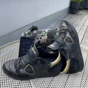 Philippe Model Trainers - Tja! Säljer nu dessa feta Modelsen då de inte kommer till användning längre. Använda ett tag men inga syn på riktiga defekter. Rengörs så gott som det går vid önskemål. Storlek:42 Nypris: ca 3500kr Mitt pris: 1050kr Skick:8/10