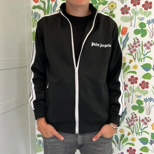 Palm Angels tröja  - Hej, jag säljer nu min super feta Palm angels tröja då jag har tröttnat på den. Storleken är S och sitter som en S. Sicket är superbra inga defekter, hör av er om ni har några frågor 