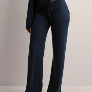 Mjukisbyxor - Lågmidjade mjukisbyxor från Nelly. Supersköna. Bra skick. Storlek xs🩷