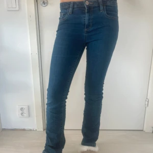 Blå raka jeans - Blå raka jeans. Storlek 164 så passar XXS/XS