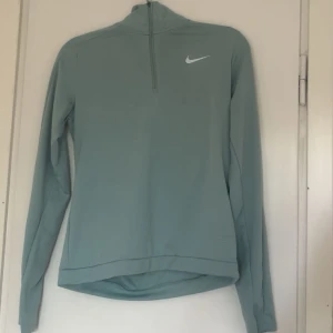 Nike träningströja  - fin träningströja från Nike, använd enstaka gånger, har en liten defekt vid sömmen 