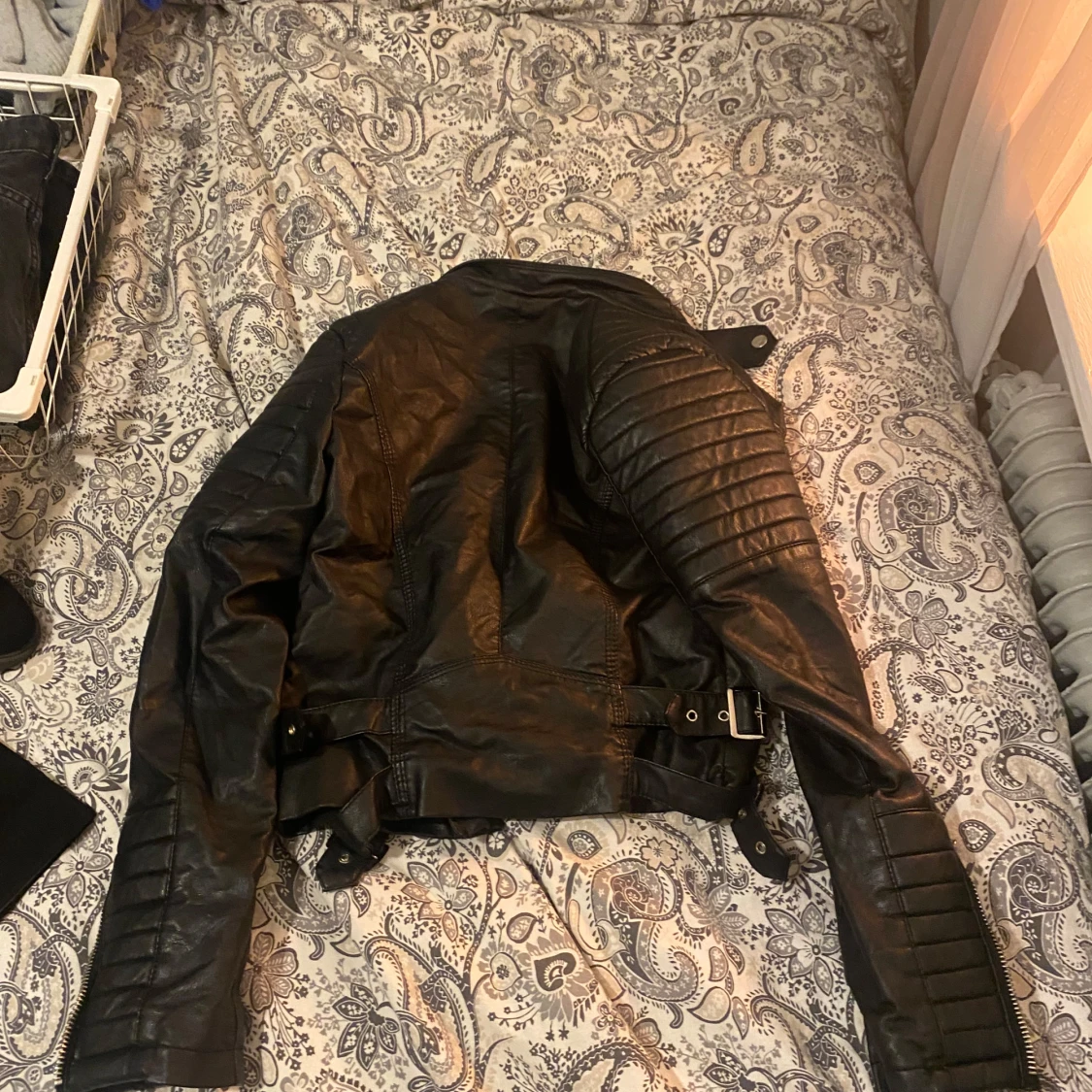 Svart skinnjacka med dragkedjor - 3