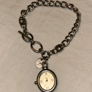 Chunky silverfärgad armbandsklocka - Säljer en armbandsklocka med kedja i metall. Batteriet behöver bytas