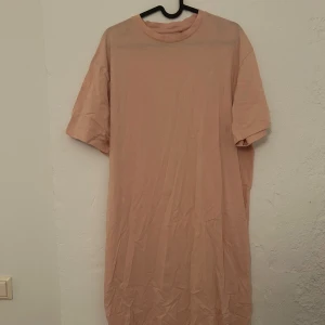 Ljusrosa t-shirtklänning i bomull - Säljer en t-shirtklänning från lagen157. Storlek xs/s