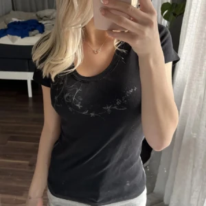Svart t-shirt  - Säljer denna svarta t-shirten pågrund av att den inte kommit till användning. Köpt här på Plick men inte blivit använd 💗Det är inte min bild och tröjan är i mycket bra skick 🤗