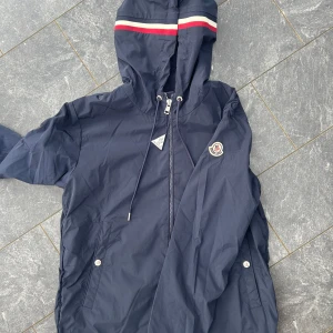  Marinblå windbreaker från Moncler - Skön snygg windbreaker från moncler den är använd max 5 gånger 