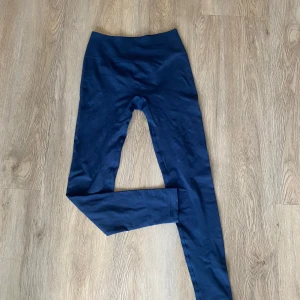 Mörkblå leggings från Relode  - Snygga mörkblå leggings med hög midja och tight passform! Något nopprig baktill men inget som syns när man har på sig dom❤️