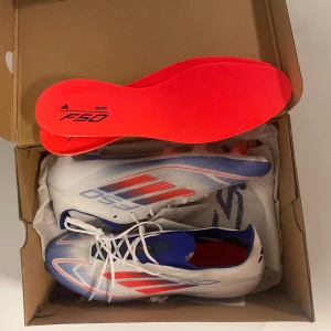 Fotbollsskor - Säljer dessa helt nya oanvända Adidas F50 fotbollsskor i storlek 44! Skopåse och extra sulor kommer med! Kom med bud🙂