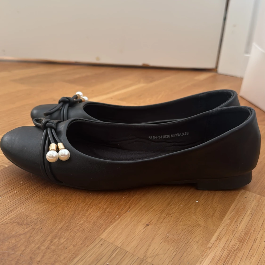 Svarta ballerinaskor med pärldetalj
