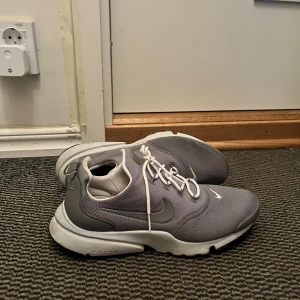 Nike presto skor - Skor från Nike, Nike presto fly Storlek 45 / 11 Skicka meddelande vid några funderingar Kolla gärna även in mina andra annonser
