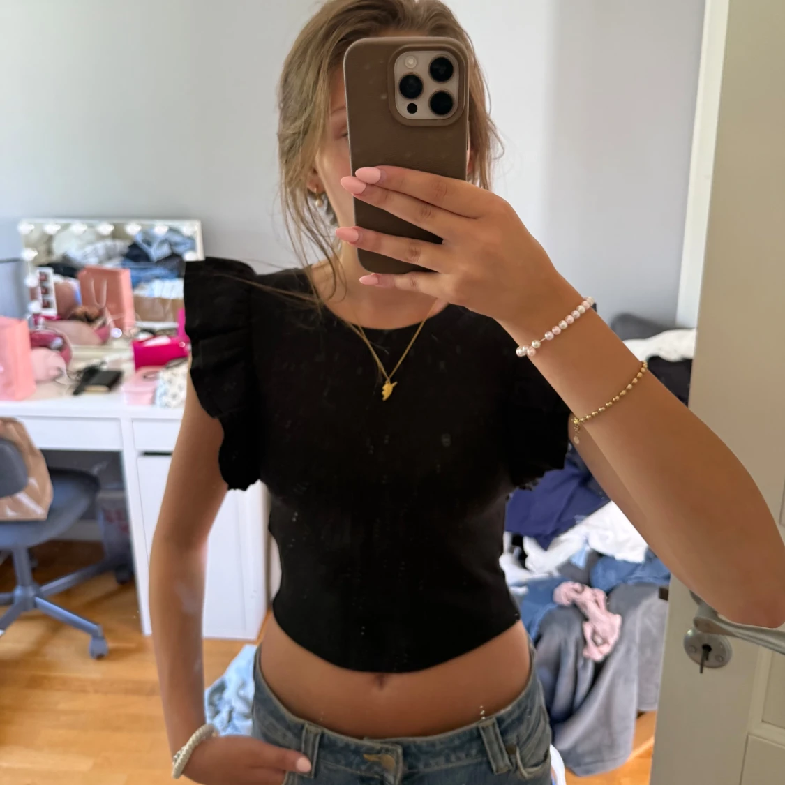 Svart croppad topp med volangärm Zara