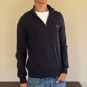 Polo Ralph Lauren half zip - Snygg mörkblå stickad half zip från Polo Ralph Lauren i pima bomull. Skicket 8,5/10 och det finns inga defekter. Storlek M och är true to size. Killen på bilden är 186 cm. Nypris är 2400 kr! Skriv om du har frågor! Pris kan diskuteras!