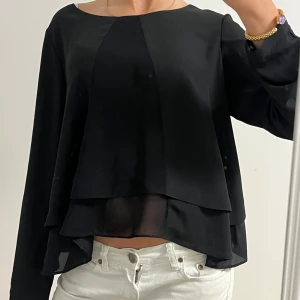 Svart blus  - Jätte snygg blus, med ganska lös passform. Köpt utomlands. Skriv för fler bilder!