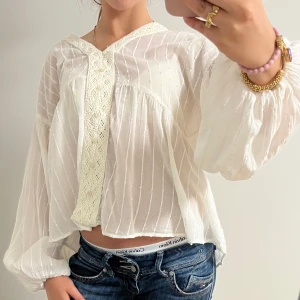 Vit Zara blus  - Jättesnygg luftig Zara blus! Köpt förra våren så säljs förmodligen inte mer. Passar till allt!