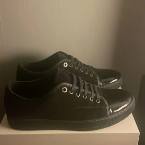 Svarta lanvins  - Svart/blå sko från lanvin, riktigt bra skick, lite smuts bara, box medföljer ej!! Hör av er vid frågor. Priset är ej hugget i sten kan sänka nån hundring vid snabb affär.