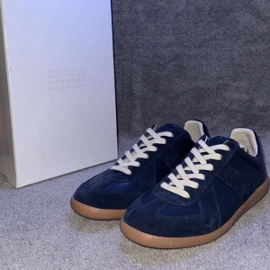 Maison margiela gats - Hej, Säljer mina Maison margiela gats i färg marin blå och storlek 43, dom är i mycket bra skick och dom har inga deffekter eller annat konstigt, Vid intresse är det bara att höra av sig😁