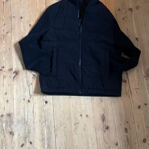 Cardigan - Zar cardigan utan luva. Stilren i en svart färg. Har en liten märke på armen. Syns knappt. Skriv om fler bilder. 