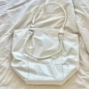 vit väska - hit handväska från h&m. köp i bundles för ett billigare pris🥰