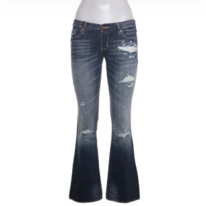 Lowrise Bootcut Jeans med Revor - Supersnygga jeans med revor💓De är i 100% Bomull och inte stretchiga, mycket fint skick! Inga defekter! I modellen Emma😇