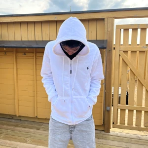 Säljer en Ralph Lauren i storlek M pris privat - Zip hoodien har inga tecken på användning jag köpte den för cirka 1 vecka sen och har använt den 2 gånger. Jag vill sälja den för jag råka köpa 2st  