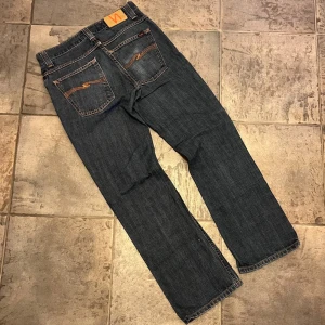 Nudie BootCutOla - Säljer dessa skit snygga RawDenim Nudie Jeans, modell/storleks lappen är utsuddad men är rätt säker på att jeansen i modellen BootCutOla, Storleken ser ut att vara W31/L30 och passar även den storleken, hör av er vid funderingar!💯