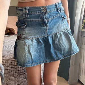 Snygg Jeanskjol  - Så fin jeanskjol med volangdetalj