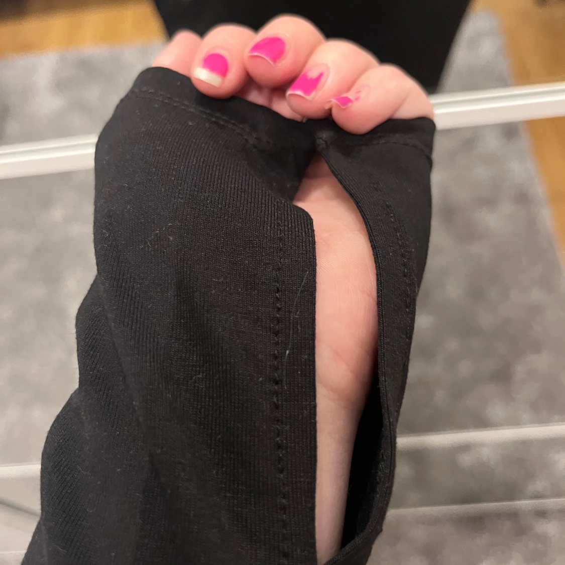 Svart långärmad topp med slits vid ärm från Gina - 3