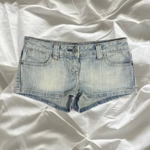 Ljusblå jeansshorts - fina lågmidjade ljusa jeansshorts från 2000-talet 🩶storlek 36 på lappen men små i storlek  passar storlek 34 och kan även funka för 32, se exakta mått på bilderna 🩶i perfekt skick