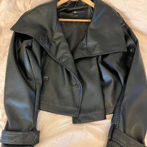Skinn jacka - Jätte Snygg svart skinn jacka ifrån ASOS i storlek S. Anänd några få gånger, ser helt ny ut!