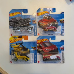 Hot wheels tresure Hunt special - Säljer en Hot Wheels Ford Performance Supervan 4 i rött med svarta och gula detaljer. Bilen är i originalförpackning och har sportig design med texten 'First Response' på sidan. Perfekt för samlare eller som leksak.
