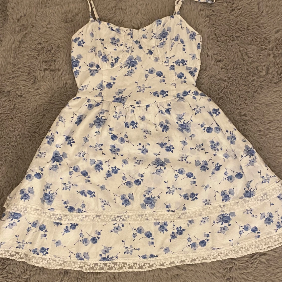 Vit blommig klänning från Hollister