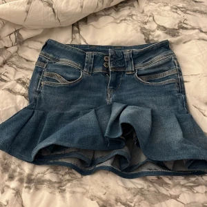 jeanskjol - säljer en lågmidjad egensydd pepe jeanskjol som aldrig är använd😊storlek S men passar XS också