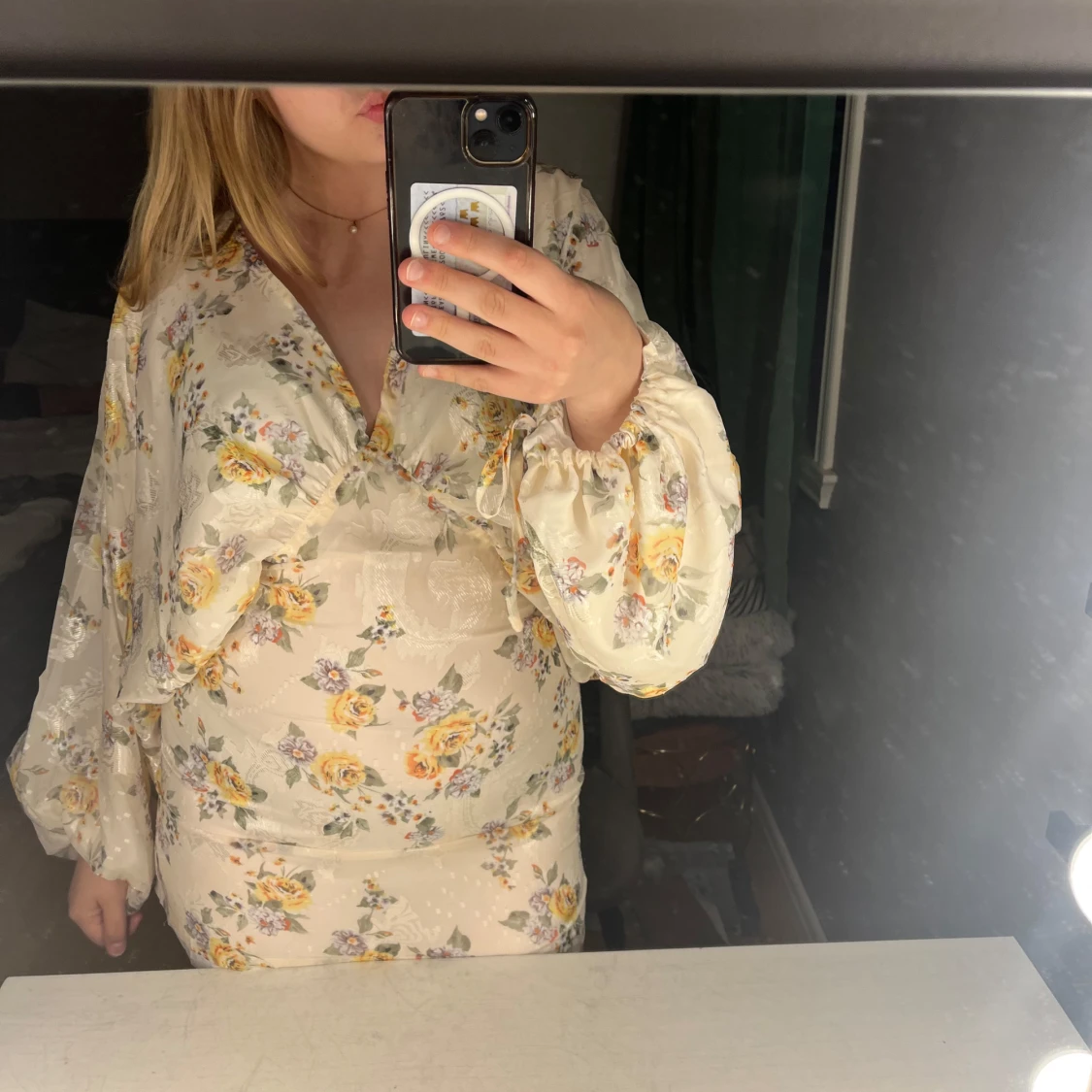 Blommig kortklänning med volang och v-ringning💓 - 2