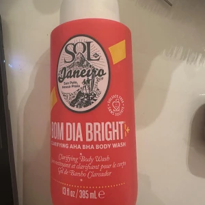 Sol de Janeiro 38 Bom Dia Bright Clarifying Body Wash - Oöppnad! Sol de Janerio 38. Fräsch och lyxig body wash med AHA och BHA som ger huden lyster och rengör på djupet. Kommer i en snygg röd plastflaska med vit kork. 