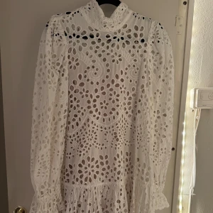 Populär studentklänning - broderie anglais - Superfin populär klänning med broderade blommor och hålmönster. Perfekt för studenten!