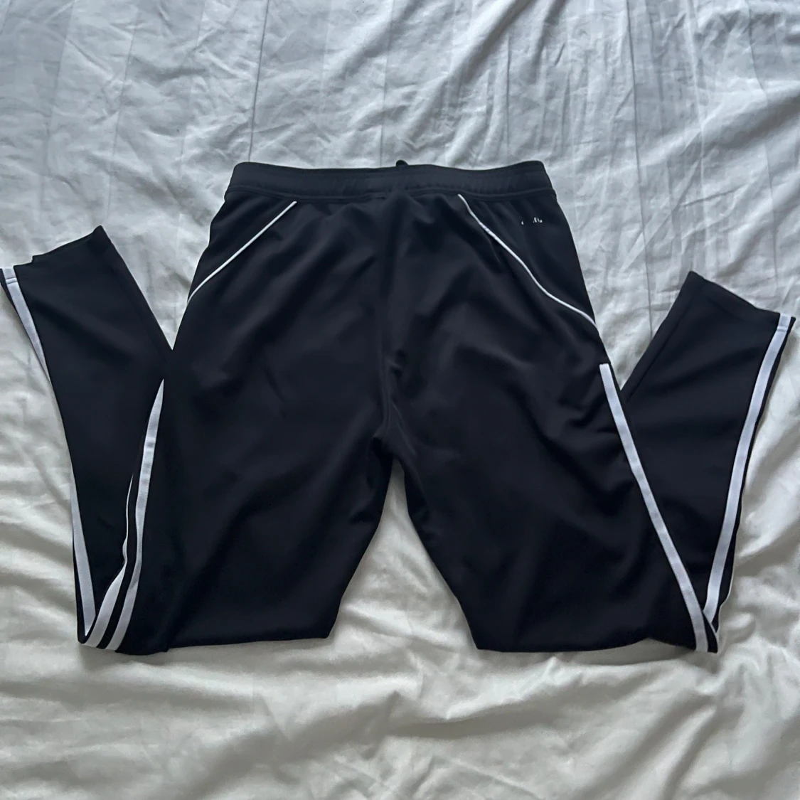 Svarta träningsbyxor från Adidas - 1