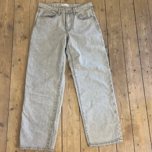 Grå jeans fröm Gina tricot - Säljer ett par baggy  raka, grå jeansbyxor från Gina tricot. Endast provade