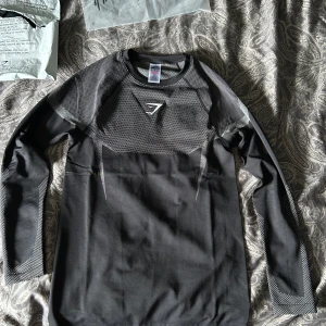 Gymshark Onyx V5 - Hej! Gör en intressekoll på denna long sleeve gymshark onyx v5 tröjan. Köpt för 600kr på deras app. Kom med bud! Kvitto och påsar finns. Äkta