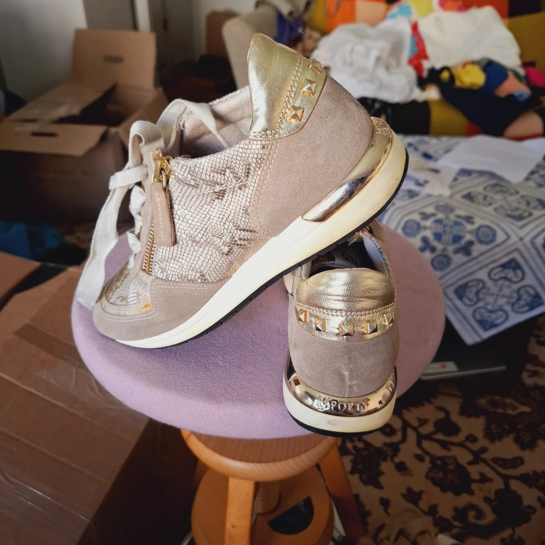 Beige sneakers med gulddetaljer från DLSport - 1