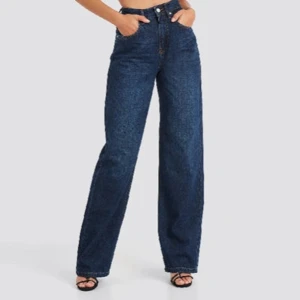 Raka jeans - Säljer ett par mörkblå jeans från Emelie Britings kollektion med NA-KD. Använda endast ett fåtal gånger pga lite stora för mig, nyskick alltså! 🥰