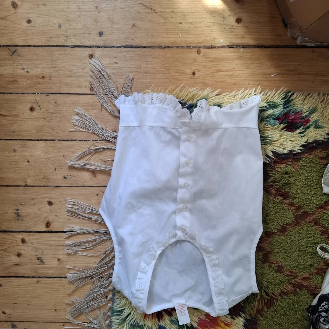 Vit axelbandslös korsett med spets och knappar - 1