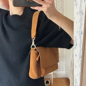 Brun mocka väska  - Säljer min fina bruna mocka väska från & Other Stories som inte säljs längre❣️Sparsamt använd och är därmed i mycket fint skick. Det tillkommer ett långt band❣️