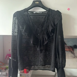 Svart volang blus - Pris kan diskuteras och skriv för mer bilder. Använd några få gånger💓 den är ifrån Only och nypris 400, säljer för 200kr då den är som ny, men som sagt så kan priset diskuteras 