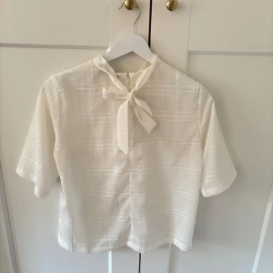 Rutig blus - Supersöt rutig blus från Carin Wester med lite krage! Dessutom en så fin detalj med knytband i nacken! Endast använd enstaka gånger. Storlek 34 men passar mig som vanligtvis har storlek 36/38🤍