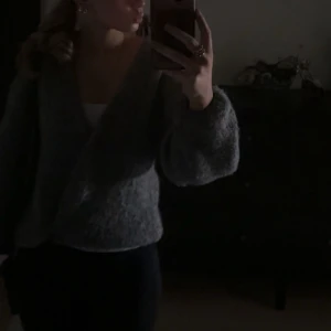 Grå Lindex kofta  - Mysig grå stickad kofta från Lindex i storlek xs/s