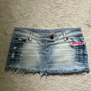 Vintage river island kjol - Jättesnygg vintage river island mini denim kjol med coola detaljer. Midjemått: 42cm. Längd: 24cm❤️