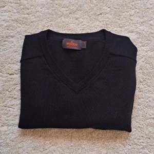 V-ringad Morris tröja - 100% Merinoull  - Hej säljer en snygg svart morris tröja. I 100% merinoull. Den är i väldigt fint skick utan att det var 2 små hål förut som blivit ihopsydda så det syns knappt inte. (Se bild 4) Stl M men krymt lite så passar S bäst. Om du har några frågor eller vill ha fler bilder kontakta mig. Mvh Galgen 🤗