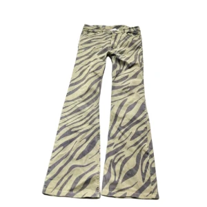 mönstrade lågmidjade bootcut jeans - Såå sjukt snygga lågmidjade bootcut jeans!! 💗💗🫶🏼 midjemått: 37 cm Innebenslängd: 73! Tjejen på bilden är 170!! 💗🩷